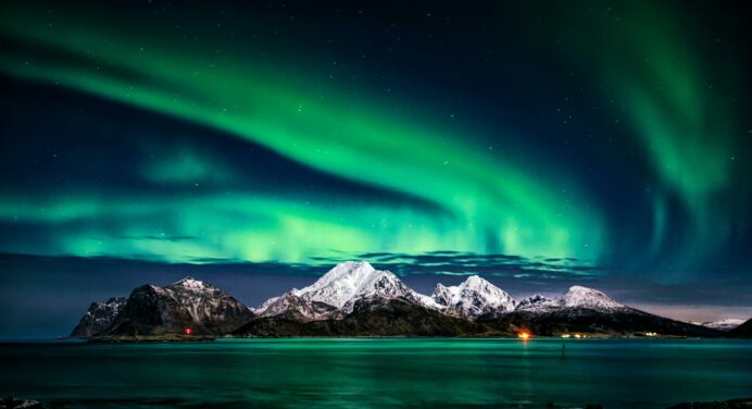 O Sol Desperta: Tempestade Solar Pinta o Céu com Aurora Boreal e Austral